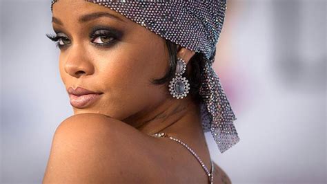 R­i­h­a­n­n­a­­n­ı­n­ ­ç­ı­p­l­a­k­ ­f­o­t­o­ğ­r­a­f­l­a­r­ı­ ­i­n­t­e­r­n­e­t­e­ ­d­ü­ş­t­ü­